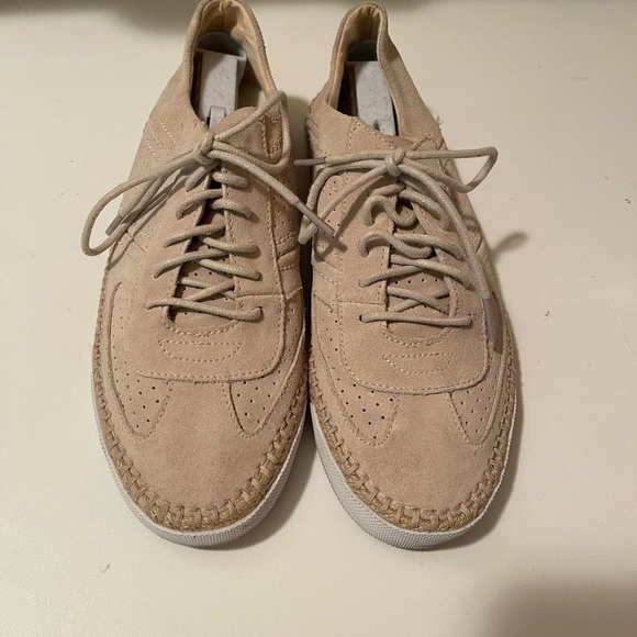 Coach beautiful shoes cream color with gorgeous design. Beautiful, comfy shoes. - Picture 4 of 13